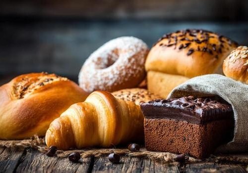 close-up-bakery-on-rustic-table-photo